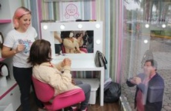 Mulheres com câncer ganham perucas da ONG 'Cabelegria'