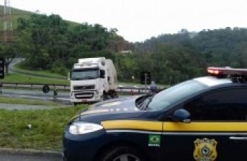 Polícia Rodoviária recupera carreta: