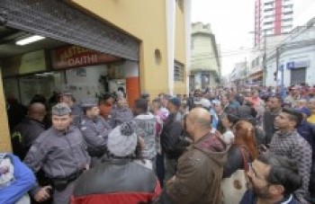 Lojas fecham portas por medo dos manifestantes