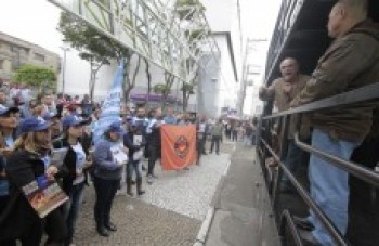 Manifestação contra reformas se concentra na região central