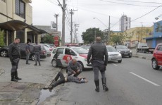 Homem é baleado por PM durante assalto