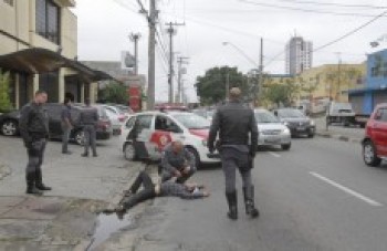 Homem é baleado por PM durante assalto