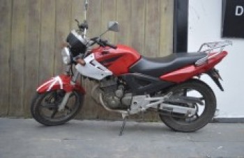 Dupla é detida com moto irregular: