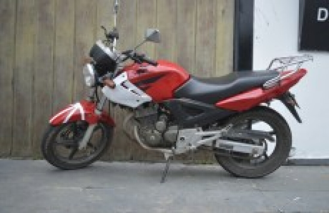 Dupla é detida com moto irregular: