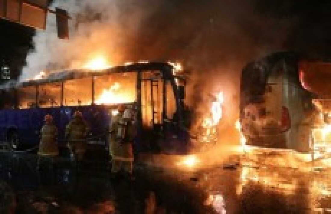Manifestantes incendeiam 10 ônibus durante protestos