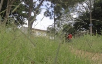 Moradores cobram limpeza de praça no Jardim Esperança: