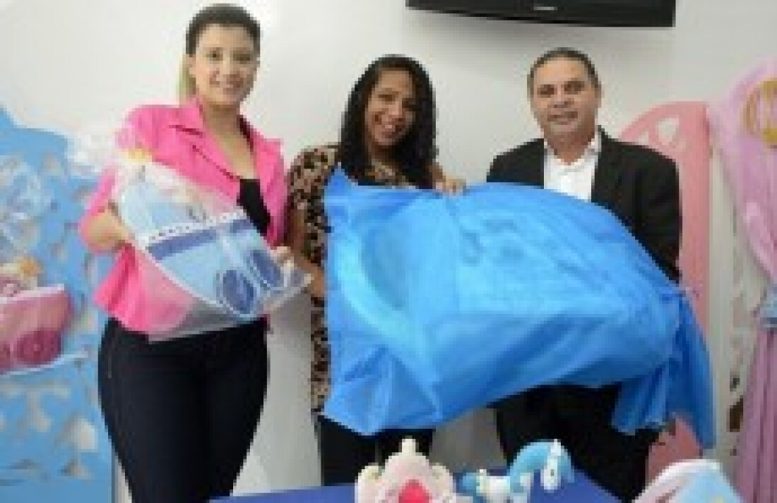 Andressa Lopes entrega kits para gestantes poaenses