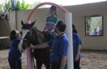 Apae de Mogi reabre espaço para prática de equoterapia