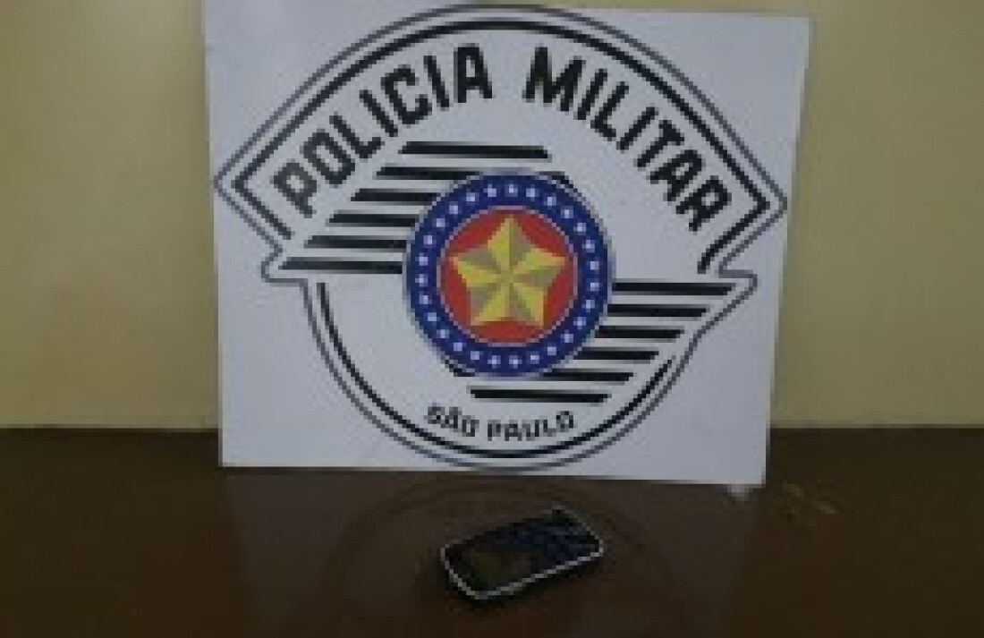 Menor é detido com celular roubado: