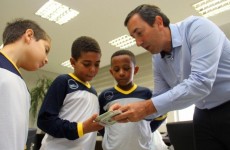 Alunos recebem RGs emitidos durante programa 'Bairro Feliz'