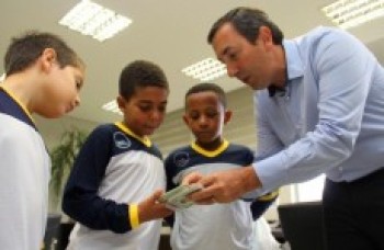 Alunos recebem RGs emitidos durante programa 'Bairro Feliz'