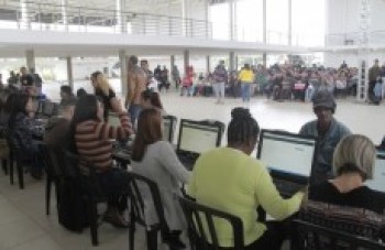 Centenas de pessoas buscam vaga para Frente de Trabalho