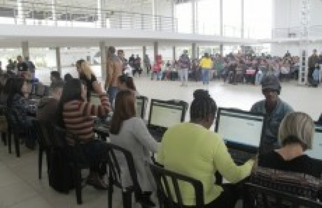 Centenas de pessoas buscam vaga para Frente de Trabalho