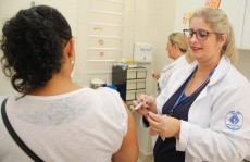 Mais de 600 pessoas se vacinam nos postos volantes