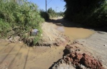 Avenida esburacada dificulta tráfego de pessoas e veículos