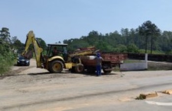 Estrada do Caulim, em Palmeiras, começa receber obras de revitalização