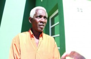 Emocionados, os idosos recebem chaves das casas