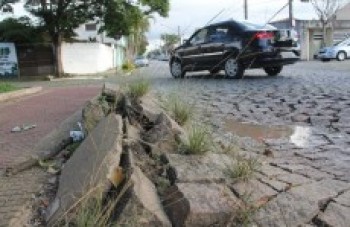 Paralelepípedos estão soltos e elevados em avenida há mais de um ano:
