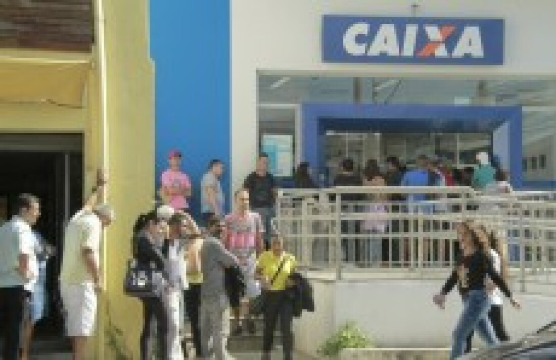 Saque do FGTS movimenta agências: