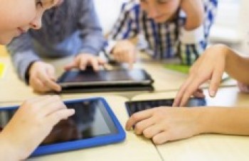 Celulares e tablets são relacionados a atraso na fala de crianças