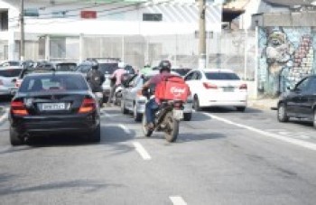 Entregadores fazem protesto cobrando segurança em Mogi