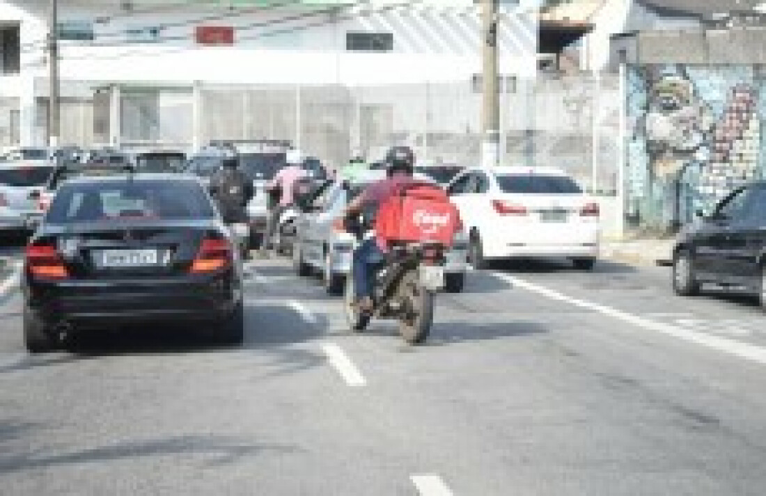 Entregadores fazem protesto cobrando segurança em Mogi