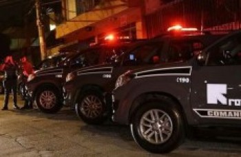 Tiros e carros queimados causam pânico na SP-66