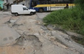 Rua esburacada oferece risco