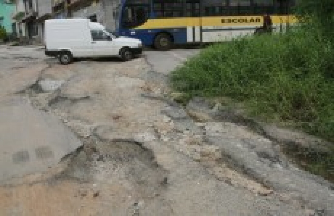 Rua esburacada oferece risco
