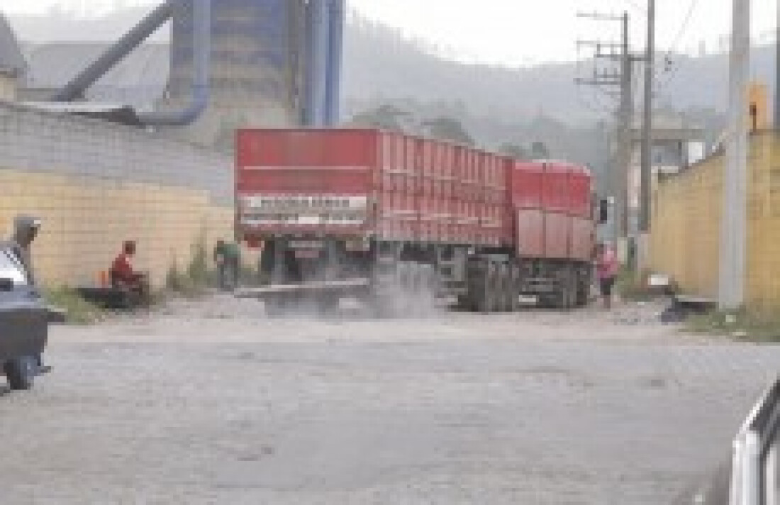 Tráfego intenso de caminhões em Brás Cubas irrita moradores