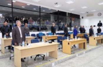 Vereadores aprovam reajuste e servidores ficam revoltados
