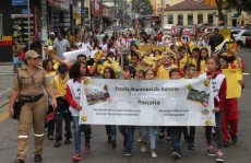 Caminhada reúne alunos em ação sobre acidentes
