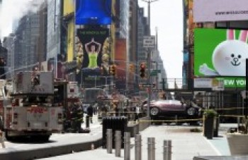 Carro atropela dezenas e mata um na Times Square