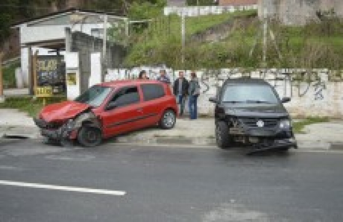 carro perde o controle a acerta outro em Mogi