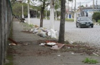 Calçada da avenida Brasil acumula lixo e entulho