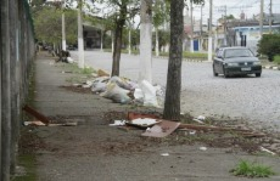 Calçada da avenida Brasil acumula lixo e entulho