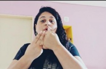 Professora oferece curso gratuito de Libras online