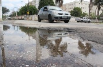 Chuvas atrasam início de serviço para tapar buraco