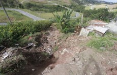 Deslizamento de terra quase atinge imóvel com mãe e filha
