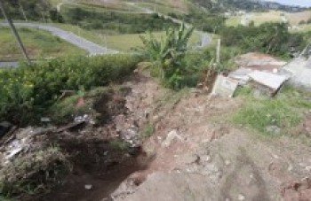 Deslizamento de terra quase atinge imóvel com mãe e filha