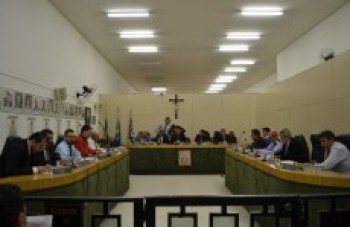 Vereadores suspendem voto a projeto de aumento de salário