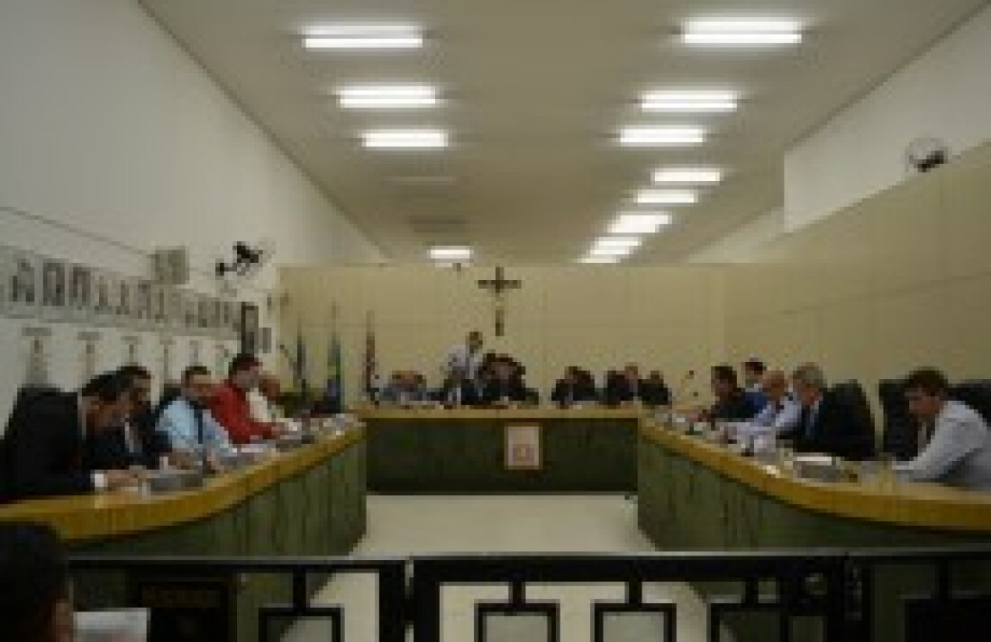 Vereadores suspendem voto a projeto de aumento de salário