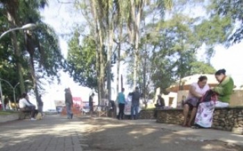 Revitalização deixa praça esburacada:
