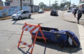 Buraco em rua de Brás Cubas atrapalha pedestres e motoristas: