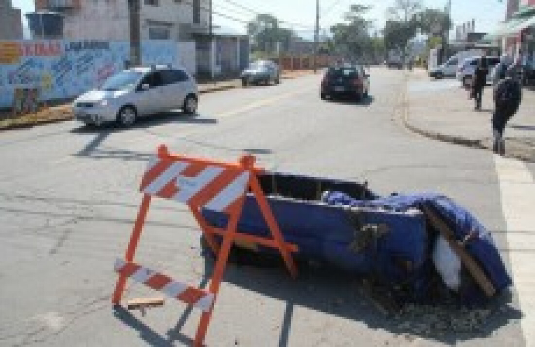 Buraco em rua de Brás Cubas atrapalha pedestres e motoristas: