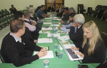 Acidi sedia reunião com diretores