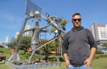 Mogi ganha escultura em homenagem ao basquete