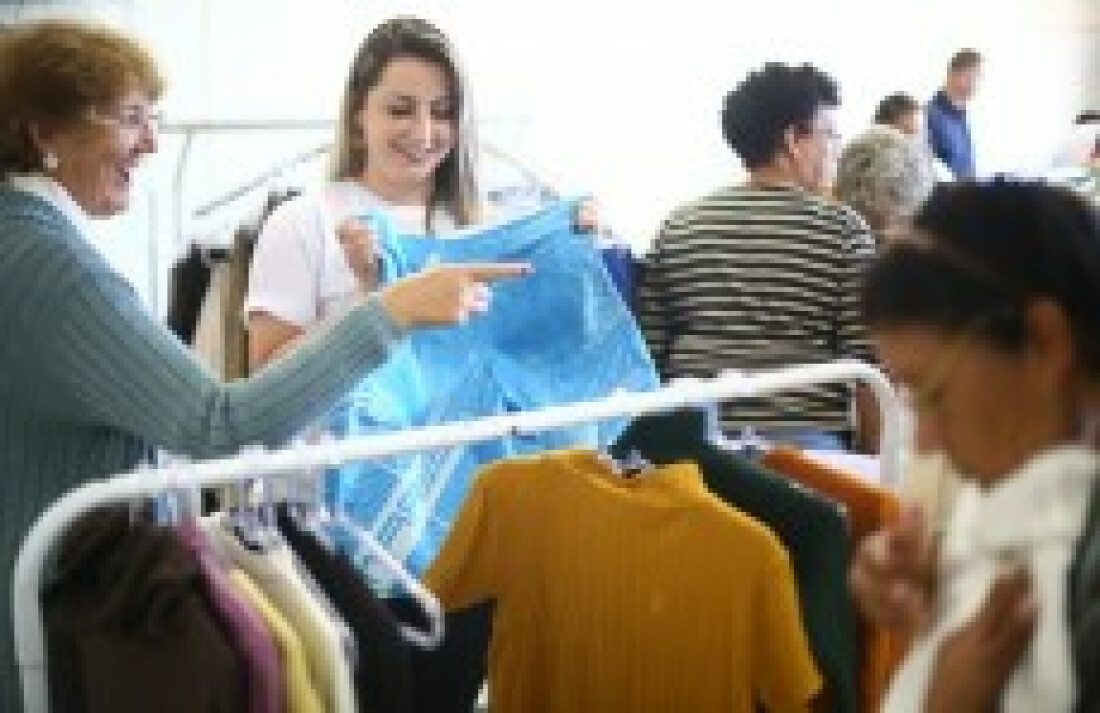 Fundo Social doa roupas para mais de 300 famílias