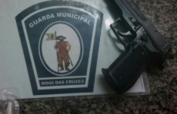 Homem é preso com arma de brinquedo