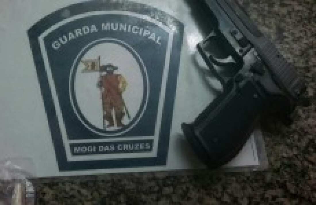 Homem é preso com arma de brinquedo